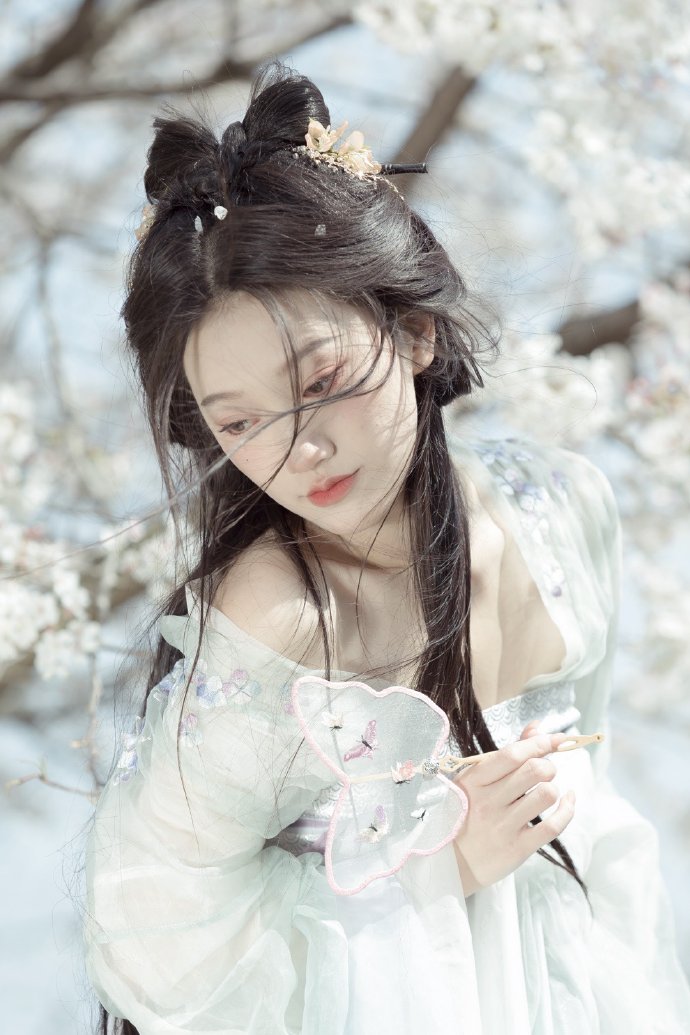 他是谁 封面